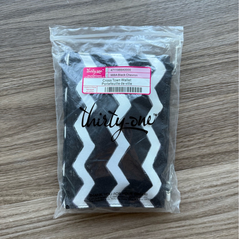 Thirty-One Black and White Chevron Cross Town Wallet